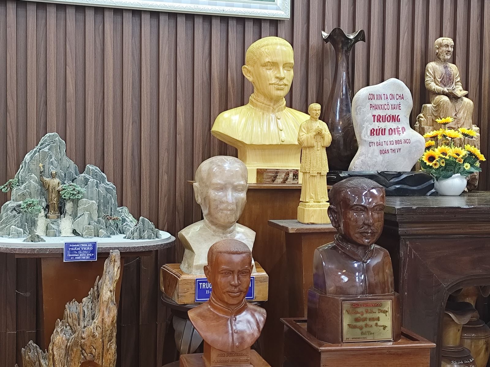 Nhiều tín hữu được ơn cũng dâng tặng tượng Cha Diệp 